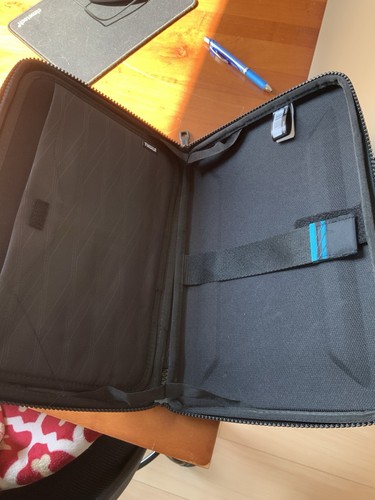 Thule Sweden zipper hard case tablet computer black 13x9.5 - Afbeelding 3 van 5