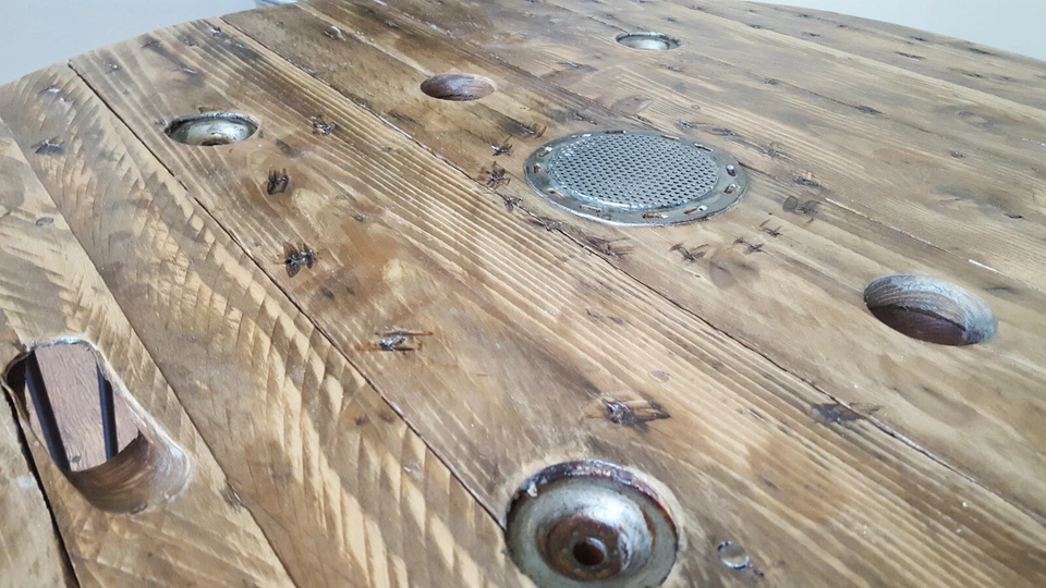 Großer industrieller runder Couchtisch mit Kabeltrommel aus Holz - Bild 3 von 4