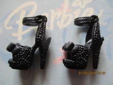BARBIE DOLL / PAIR OF SHOES: BOOTS, PUMPS ....... (2404)