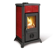 Stufa a legna con struttura in ghisa e rivestimento esterno in maiolica decorata