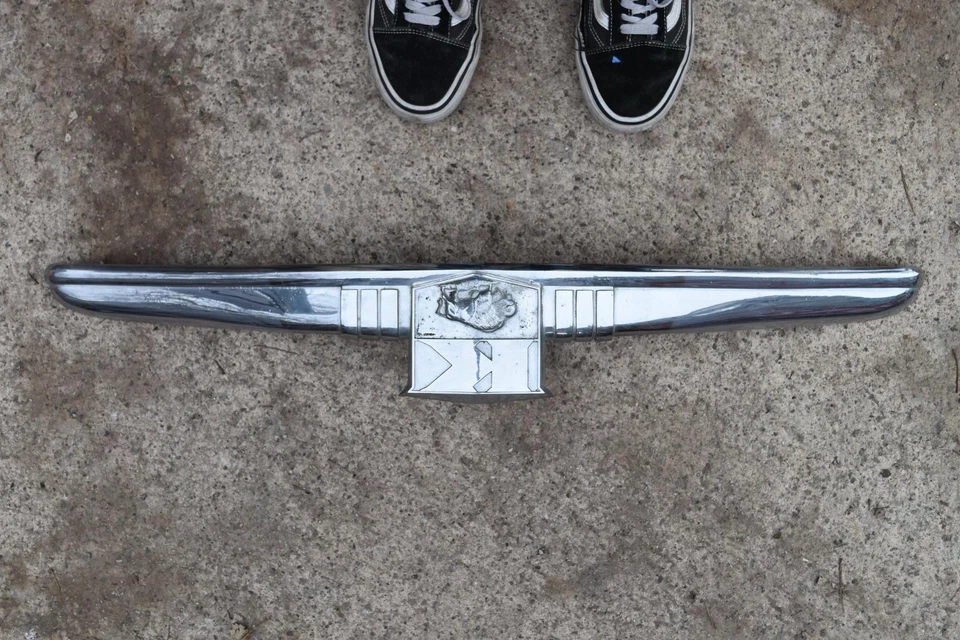 Kaiser Frazer Manhattan 1949 1950 capó emblema Buffalo moldura 49 50 Foto 3 de 4