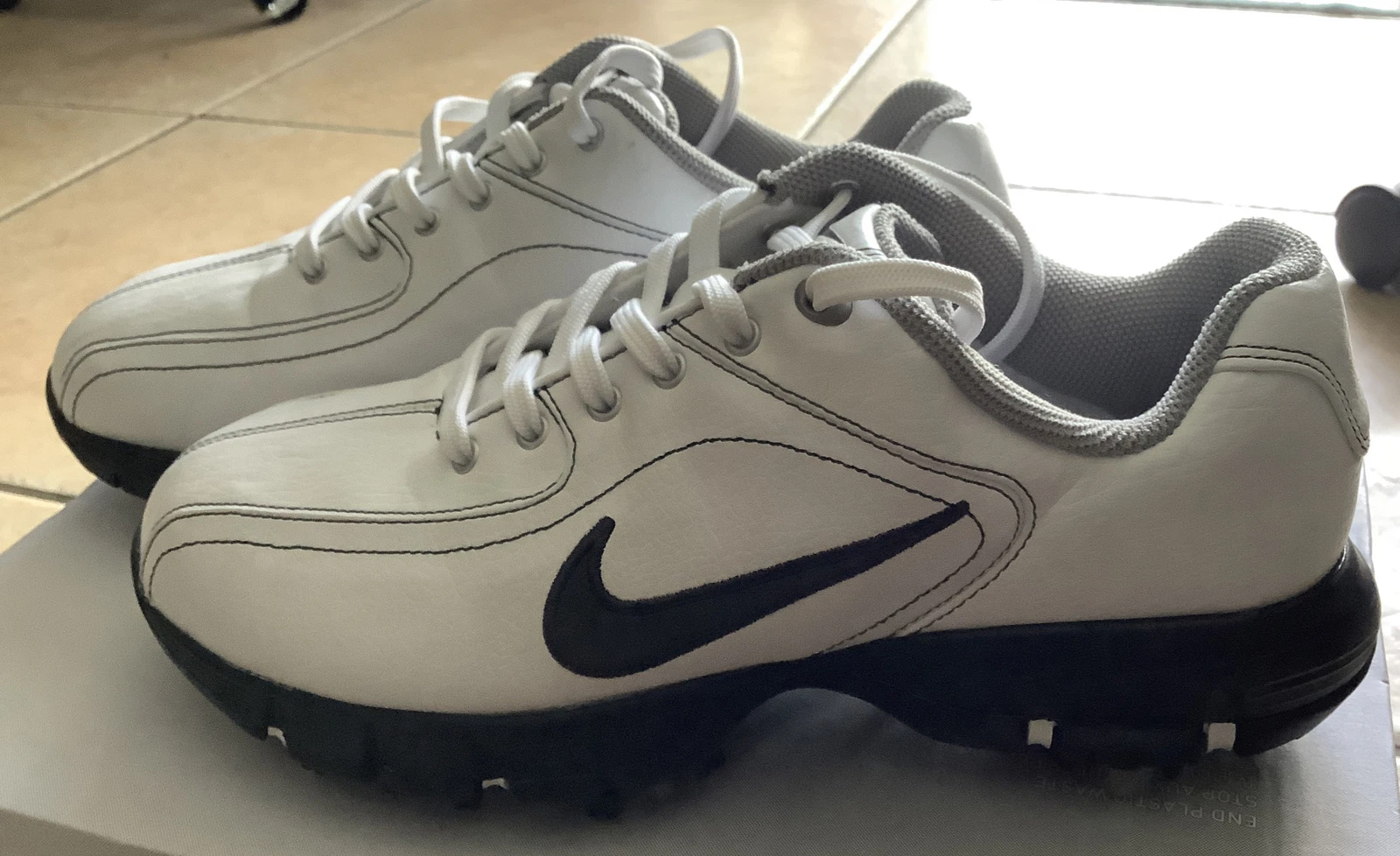 Scarpe da golf Nike Revive Junior bambini giovani misura 4 anni bianco nero 317637 101