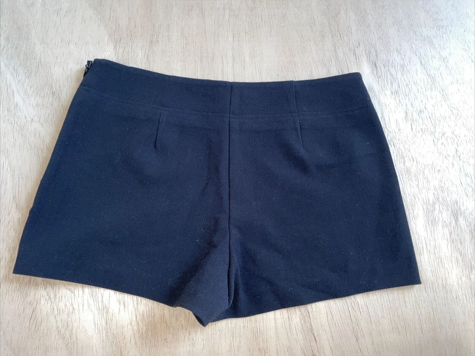 Bermuda Forever 21 feminina preta tamanho XS curta cintura média rayon ouro botões zíper lateral - Imagem 2 de 4