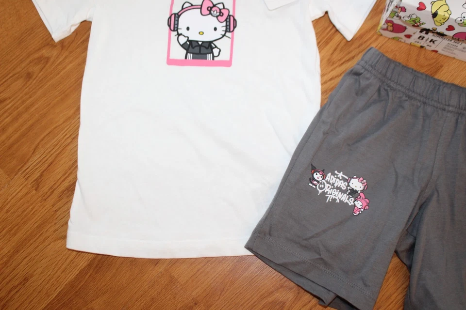 NUEVO CON ETIQUETAS NIÑAS HELLO KITTY ADIDAS TALLA 8.5 ZAPATOS ROSA, CAMISA, PANTALONES CORTOS Foto 3 de 4