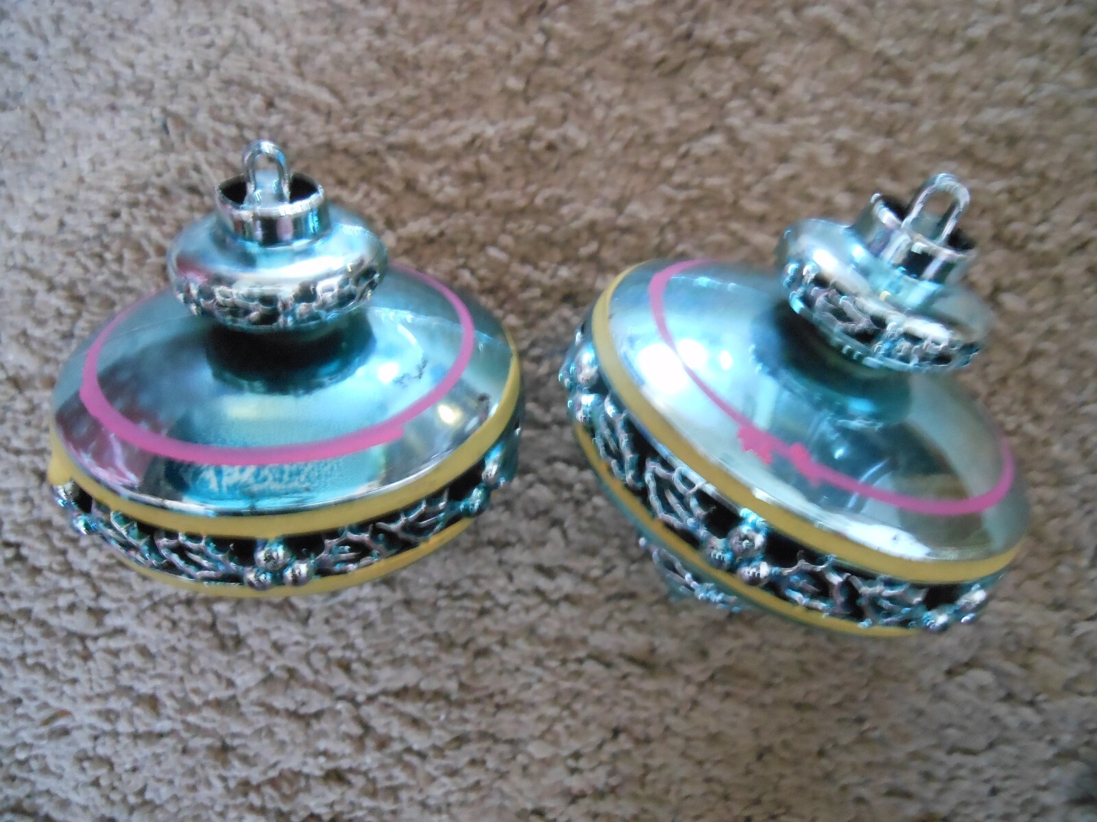 6 VINTAGE PLASTIC CHRISTMAS TREE ORNAMENTS. BEADED BALLS ATOMIC HUMMEL