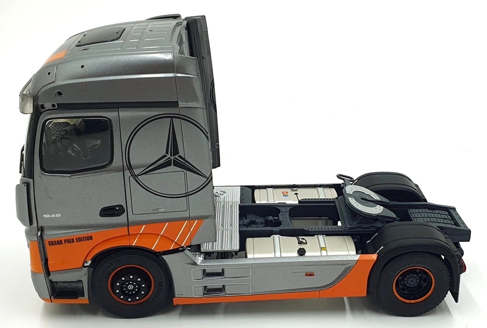 Solido 1/24 Scale S2400202 2019 Mercedes Actros Grand Prix Edition Truck Silver - Image 4 of 4