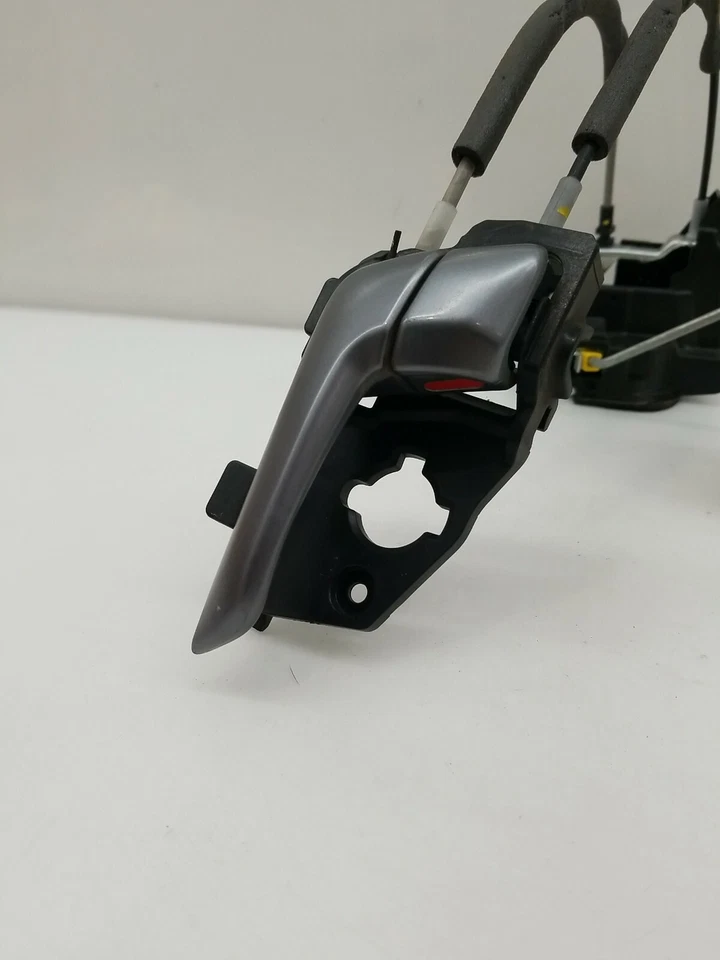 Kia Rio 2013 sedán trasero izquierdo lado del conductor cerradura de puerta actuador y manijas de puerta blanco Foto 2 de 4