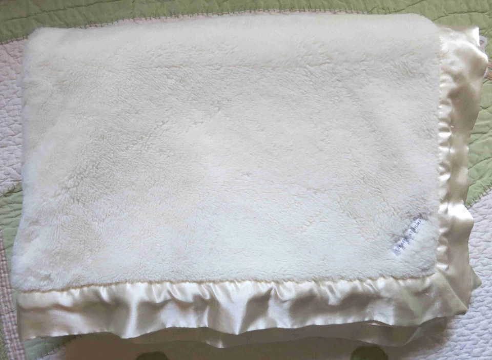 Manta Little Giraffe at Home blanca marfil esponjosa con borde satinado usada en excelente estado hermosa Foto 4 de 4