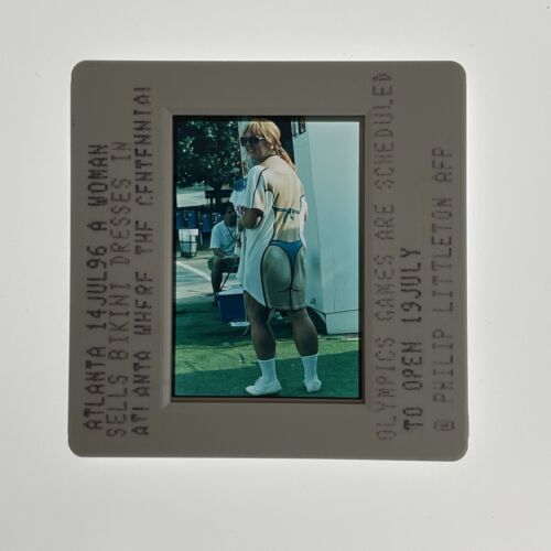 Vintage 35 mm Slide S14010 Atlanta 1996 Olympische Sommerspiele Frau verkauft Bikinikleid - Bild 1 von 1