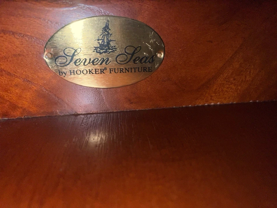 Seven Seas by Hooker Mueble Escritorio Curvo Madera Dos Estantes Superiores y uno Inferior Foto 3 de 4