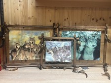 Rustikale Wanddeko Wölfe – Holzrahmen mit Federn – 55×45 cm–Natur / Western Stil