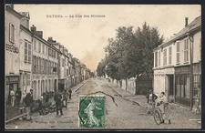 CPA Rethel, La Rue des Minimes avec des passants et des cyclistes 1909 