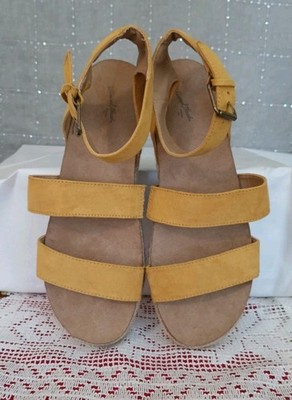 Universal Thread Size 11 Mustard Yellow Faux Suede Ankle Strap Platform Sandals 