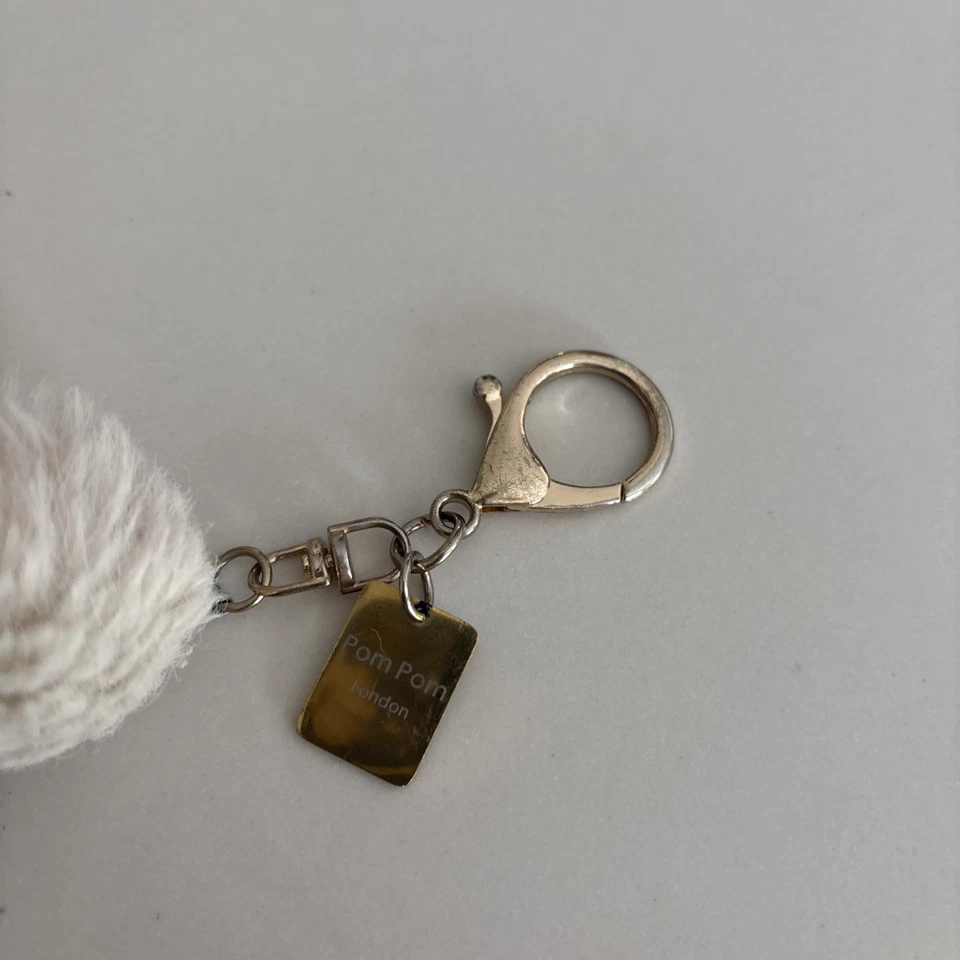 Accesorio de llavero Pom London beige con herrajes dorados para monedero Foto 2 de 4