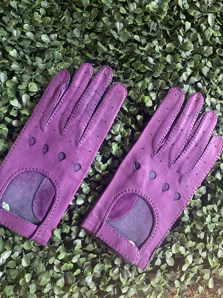 Guantes de cuero suave morados vintage de mediados de siglo con detalles recortados de lágrimas Foto 3 de 4