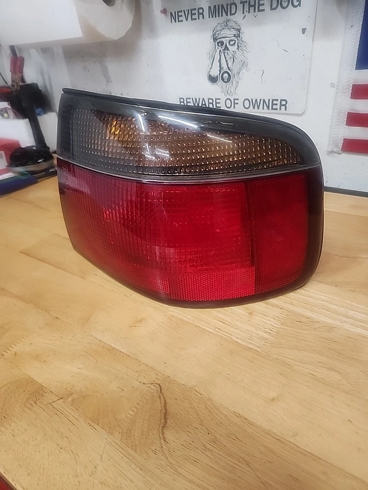 Lanterna traseira direita lateral do passageiro Cadillac Sevilha 1999-2004 16525154 fabricante de equipamento original - Imagem 2 de 4