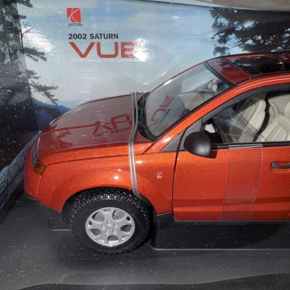 AutoArt 2002 Saturn Vue concesionario coche fundido a presión naranja metálico 1:18 Foto 3 de 4
