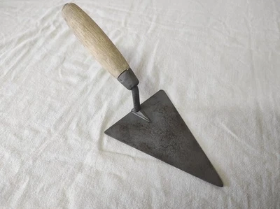 Outil à main Maçonnerie ancienne Truelle triangulaire 13 x 9,5 cm - Photo 1/4
