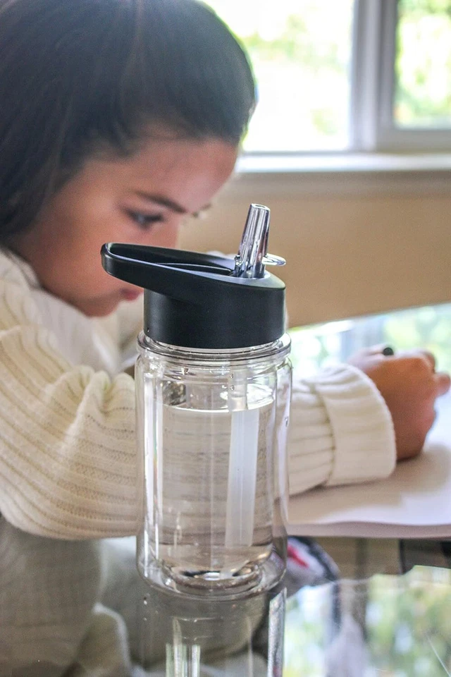 Juego de 4 botellas de agua deportivas de doble pared para niños de 10 oz, resistentes a la rotura (claras) Foto 4 de 4