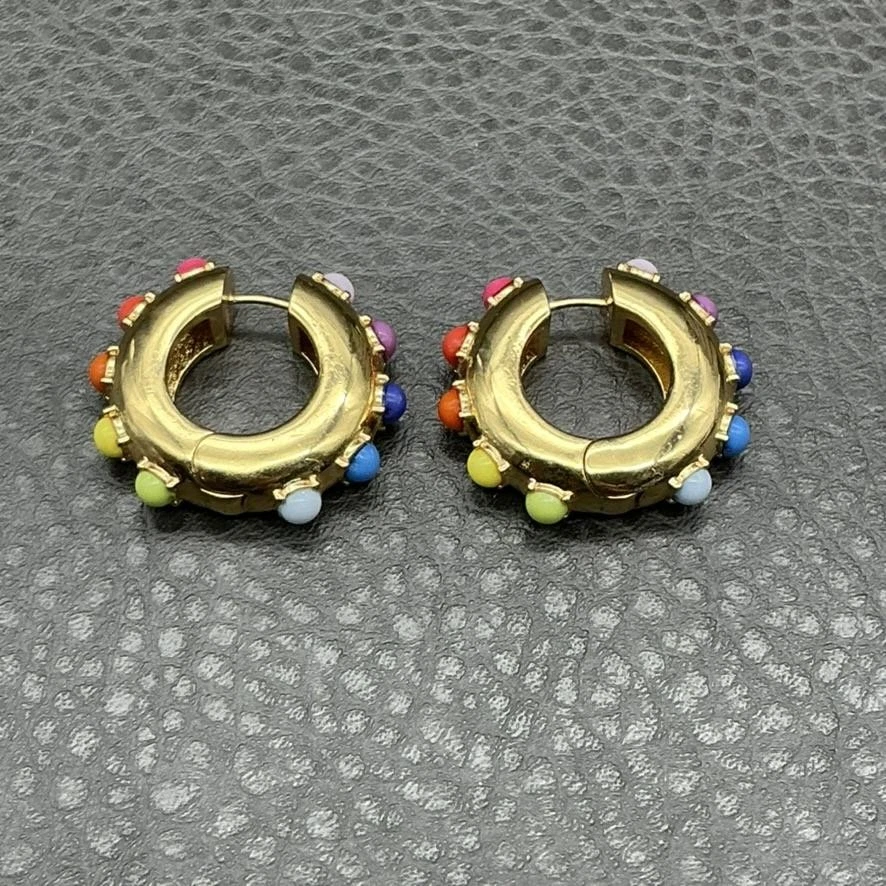 Brincos de argola BaubleBar tom dourado multicoloridos esmaltados estilo retrô Huggie 1" - Imagem 3 de 4
