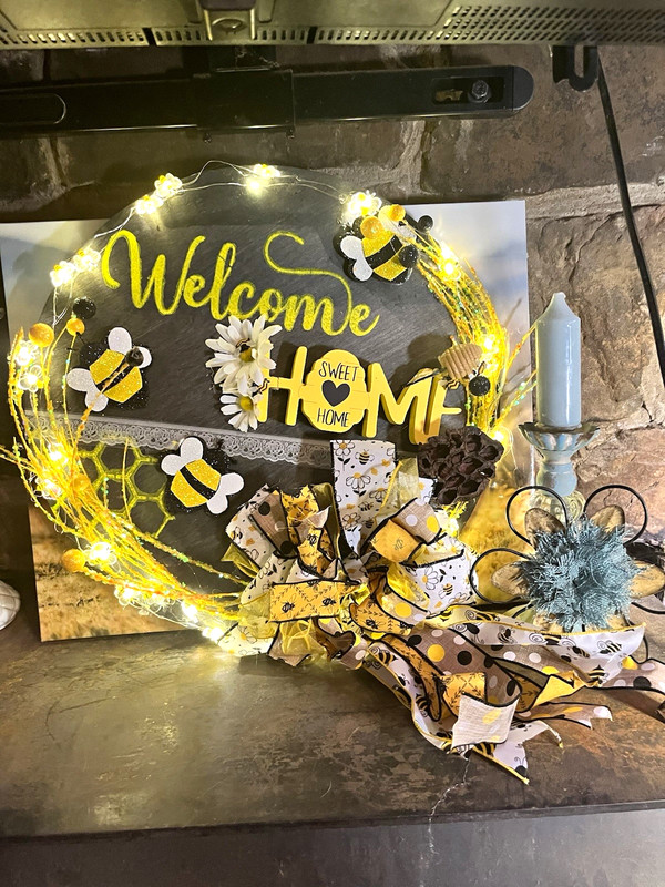 Round wooden 18 inch bumblebee door hanger. Has bumblebee lights! Super cute!