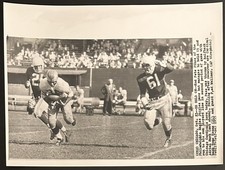 1955 Photo-Philadelphia Eagles Pete Pihos Secures Pass vs Chicago Cardinals