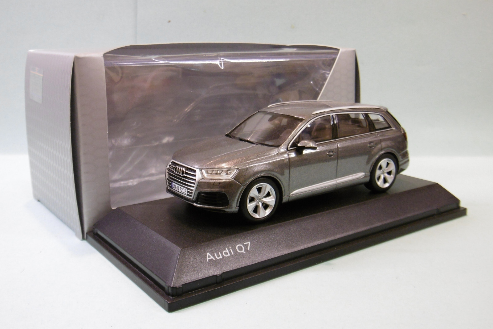 Audi Q7 gris graphite Spark 1/43 modèle réduit de collection NBO