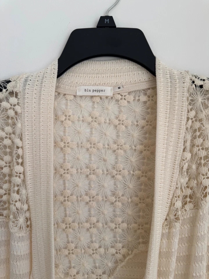 BLU PEPPER 象牙色针织开衫 尺寸 M 开放毛衣 蕾丝细节 — 第 3/4 张图片