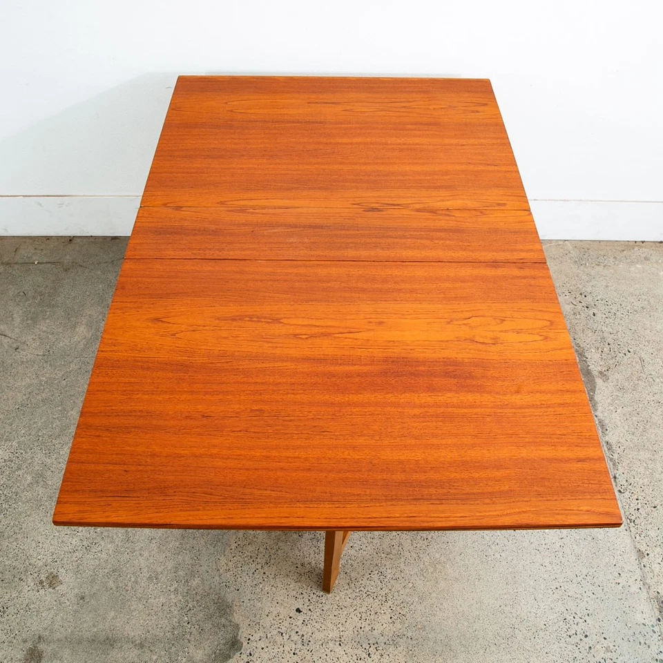 Mesa de comedor moderna danesa de mediados de siglo puerta de hoja caída patas plegable teca MCM Foto 2 de 4