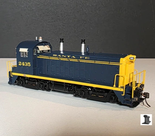 Rapido ~ HO Scale ~ EMD SW9 ~ Santa Fe #2428 ~ DC Version ~ 027063 | Zustand: New