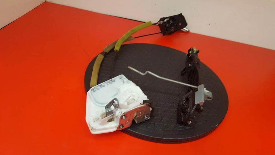 Mazda 6 2015 lado cercano cerradura puerta delantera captura actuador solenoide Foto 2 de 4