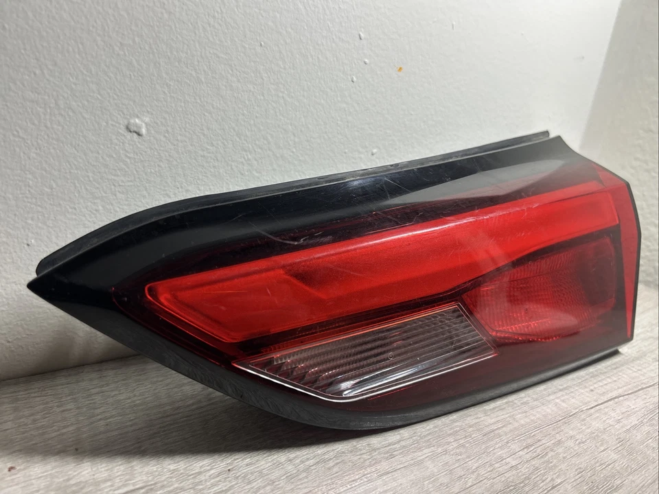 GMC Terrain 2018-2021 luz trasera interior derecha OEM Foto 2 de 4