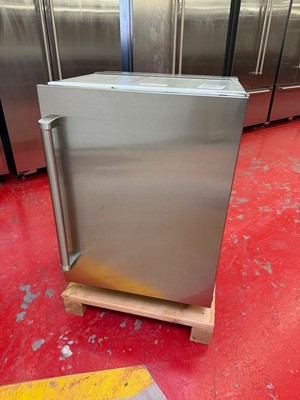24  Subzero Undercounter Refrigerator With S/S Door & Pro Handle DEU2450RR (New)