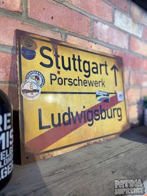 Stuttgart Porsche Schild rostig verwittert getragen Deutschland Verkehrsschild Straße Porschewerk
