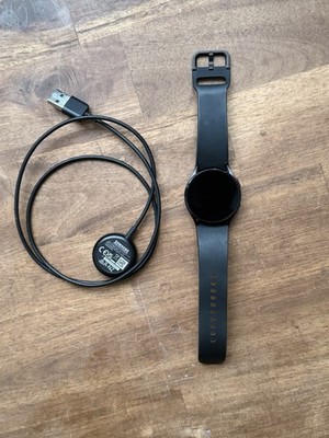 Samsung Galaxy Watch4 40mm SM-R860 Black + Charger Excellent Condition