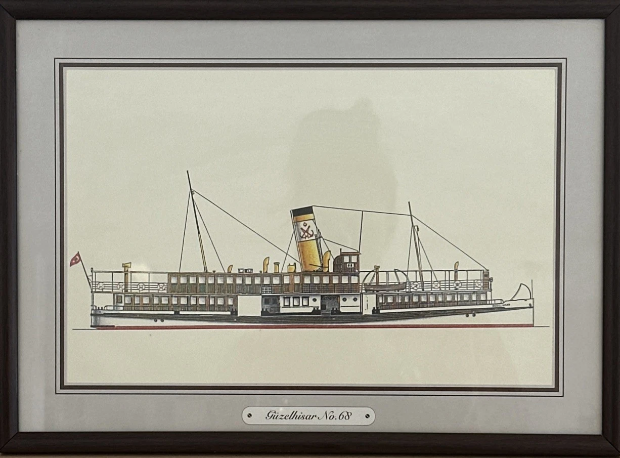 Cadre Gravure Vintage De Bateau Avec Drapeau Turc « Güzelhisar No.68 »