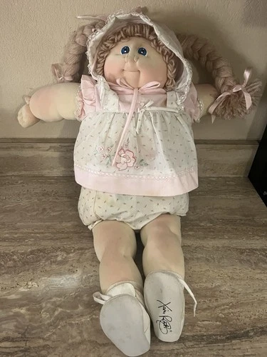 Vintage 1984 CABBAGE PATCH Hand Stitched Soft Sculpture Doll Hand Signed