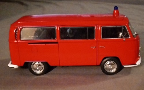 Welly 1972 Volkswagen Bus T2 Red 1:24 Diecast Model Bus - Picture 4 of 9
