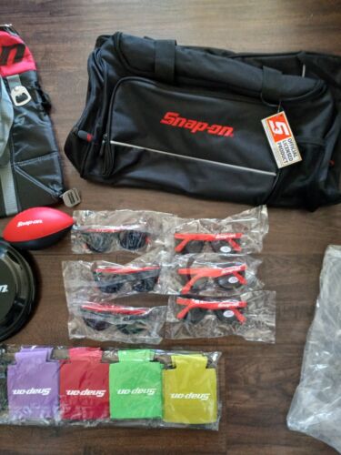 Snap on Tools Set, 2 weiche Kühler, 10 Koozies, 6 Sonnenbrillen, Frisbee, Fußball - Bild 3 von 11