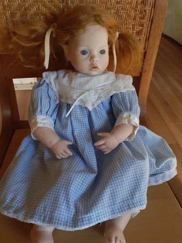 Künstlerpuppe von Helga Matejka, Porzellan , beschädigt