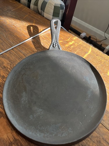 Martin stove and Range cast-iron griddle/#8/9 1/2 Round/hamburger Logo/Flat 