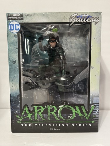 Diamond Select DC Gallery Green Arrow Statue 9" PVC Diorama Figure