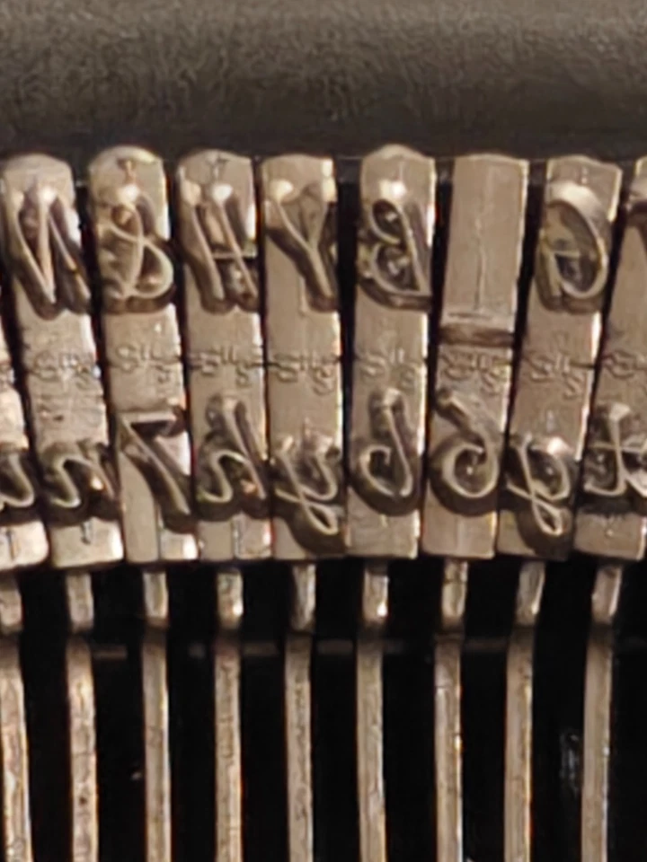 MÁQUINA DE ESCRIBIR HERMES BABY. CURSIVA. DISEÑO ESPAÑOL. NARANJA. Años 70. POP ART Foto 3 de 4