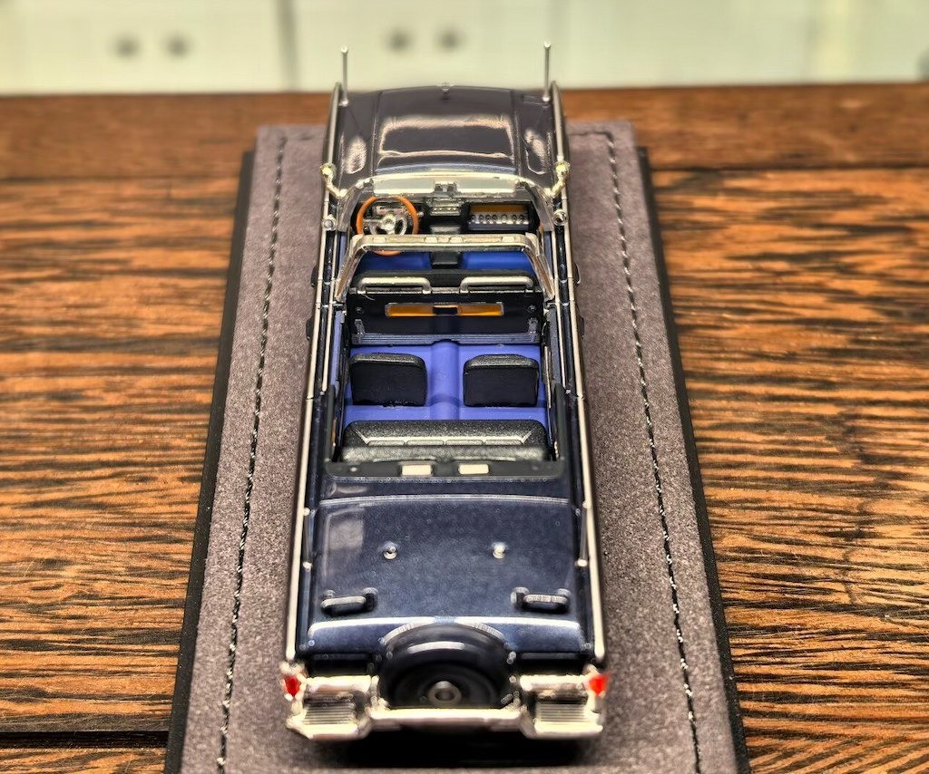 GOC 1:64 HEC Blue Continental X100 Luxury Limousine Model Diecast
