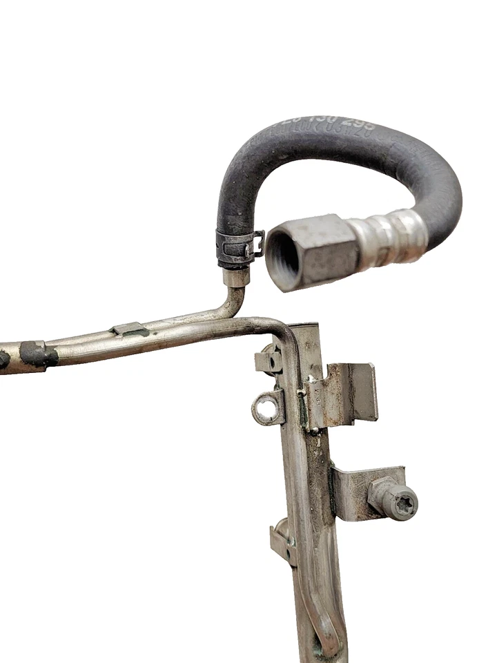 2004–2007 Volkswagen Touareg 4.2L Fuel Rail with Injectors 077133681AB OEM - Image 3 of 4