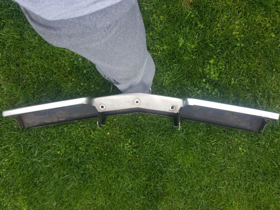 Cadillac 1962 sedán Deville parachoques delantero inferior cromado Foto 2 de 4