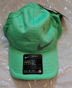 girl with nike cap
