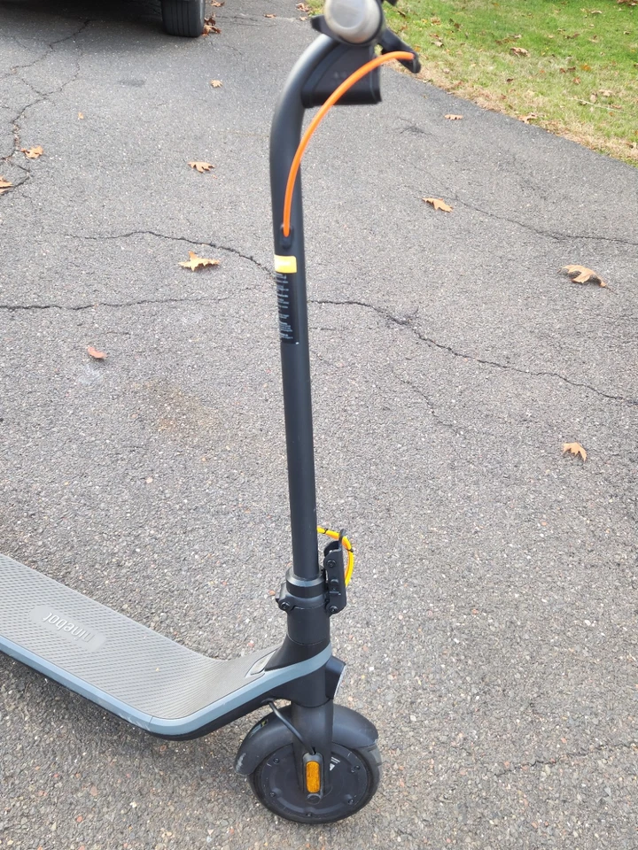 Segway Ninebot E2 Plus Elektroroller 15,5 Mi Reichweite, 15 MPH - Bild 3 von 4