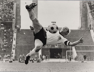A35 A3591 Uwe Seeler German Footballer Bicycle Kick Soccer Action Stadium