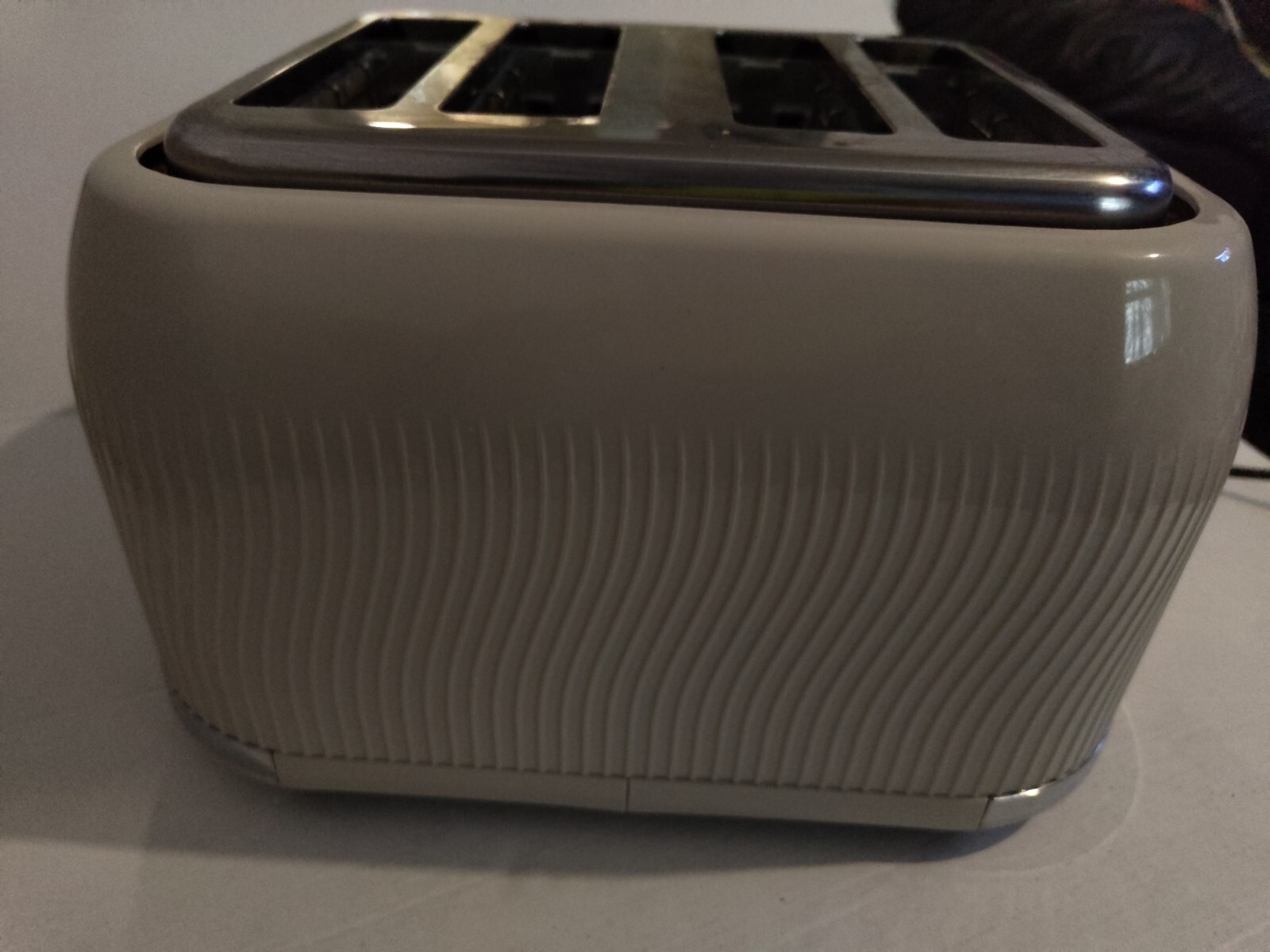 Breville Flow 4 Slice Toaster with HighLift and Wide Slots, Cream BNB